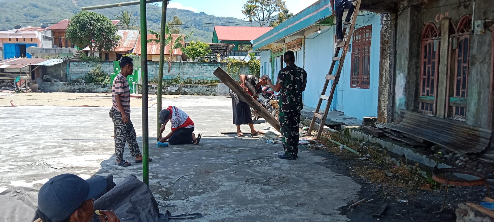 Wujud Kepedulian Babinsa, Koptu Serikandi Laksanakan Komsos Bantu Warga Siapkan Acara Pesta