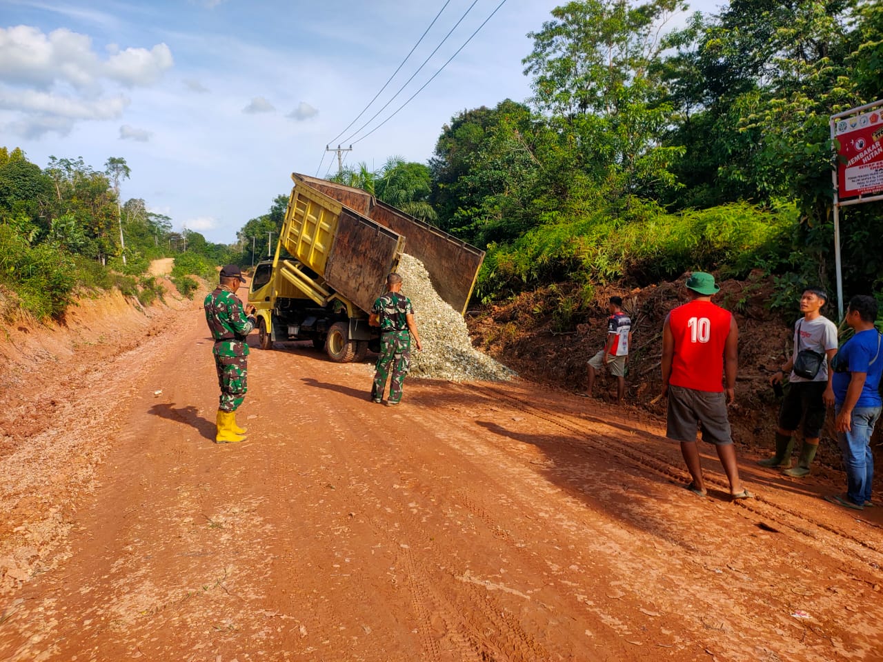 Satgas TMMD ke 128 Kodim 0420/Sarko Turunkan Material Sirtu Dititik Perbaikan Jalan Menuju Desa Seko Besar