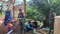 Tampak Keakraban Antara Warga dan Anggota Satgas TMMD Ke-128 Kodim 0420/Sarko di Desa Seko Besar 
