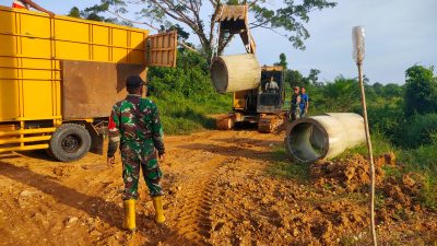 Satgas TMMD ke 128 Kodim 0420/Sarko Siapkan Enam Gorong-gorong Besar di Lokasi Perbaikan Jalan 