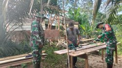 Anggota Satgas TMMD ke-128 Kodim 0420/Sarko Siapkan Papan Untuk Dinding Rumah Lukman