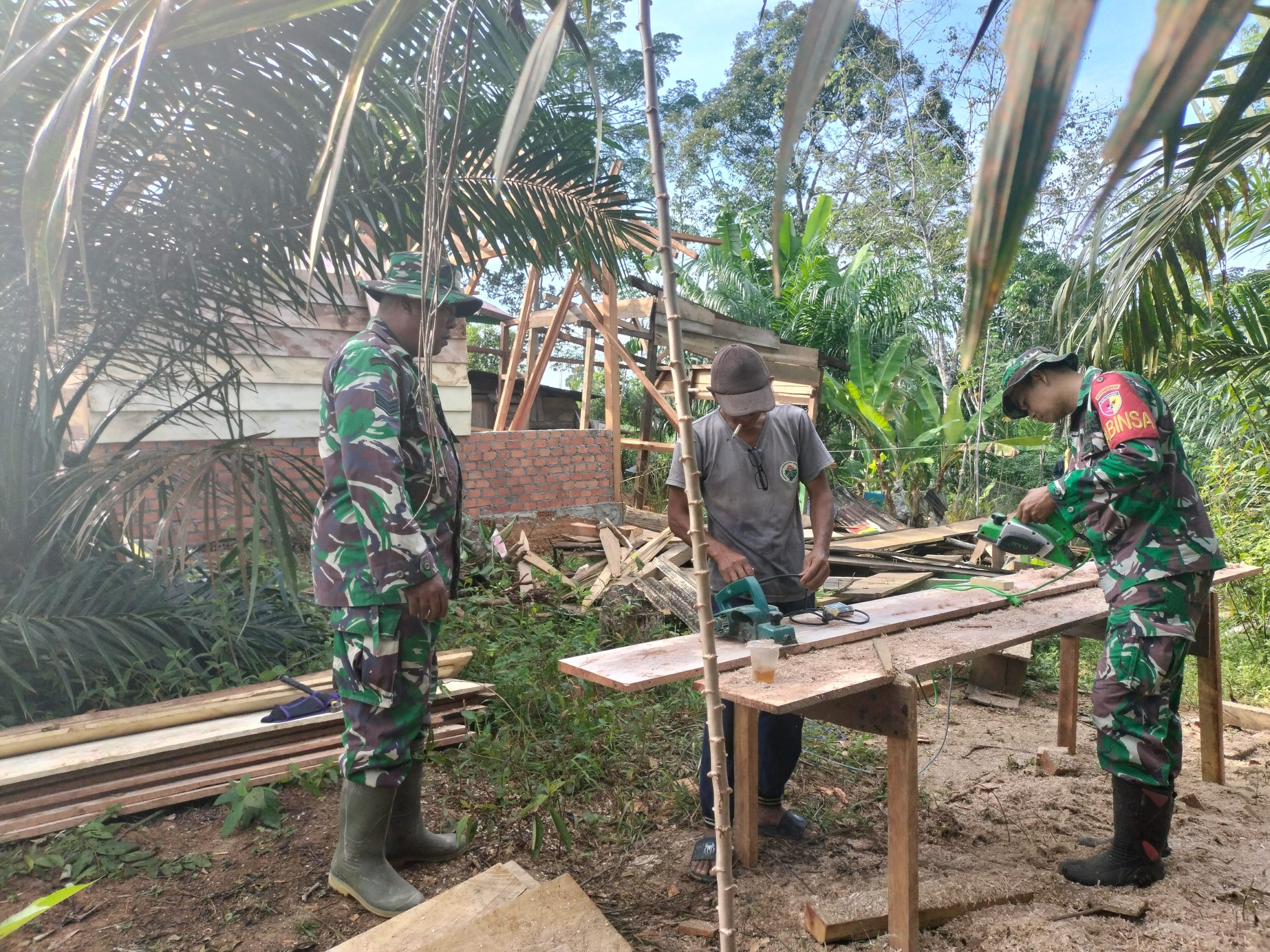 Anggota Satgas TMMD ke-128 Kodim 0420/Sarko Siapkan Papan Untuk Dinding Rumah Lukman