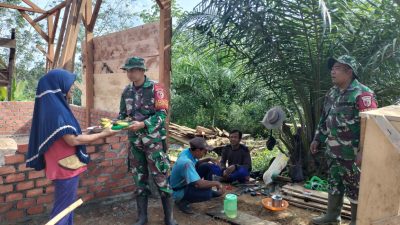 Tampak Keakraban Antara Warga dan Anggota Satgas TMMD Ke-128 Kodim 0420/Sarko di Desa Seko Besar 