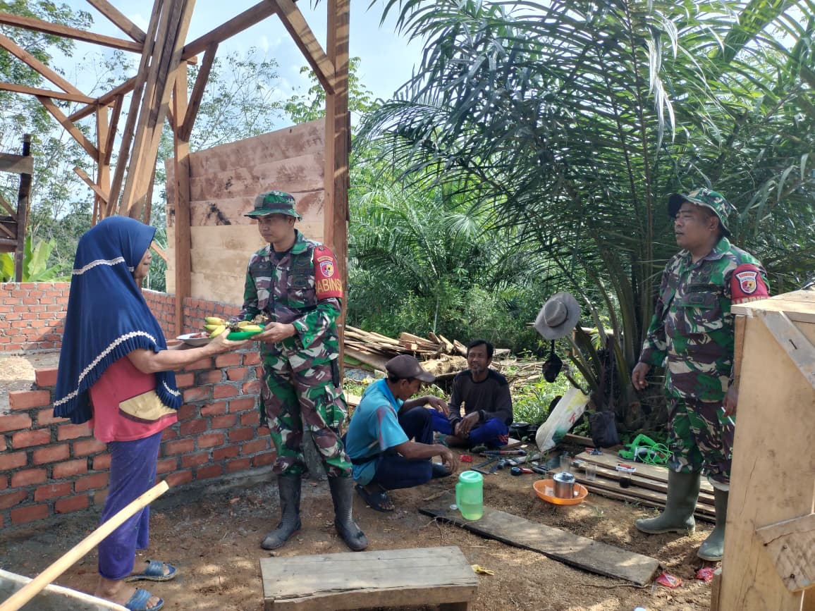 Tampak Keakraban Antara Warga dan Anggota Satgas TMMD Ke-128 Kodim 0420/Sarko di Desa Seko Besar 