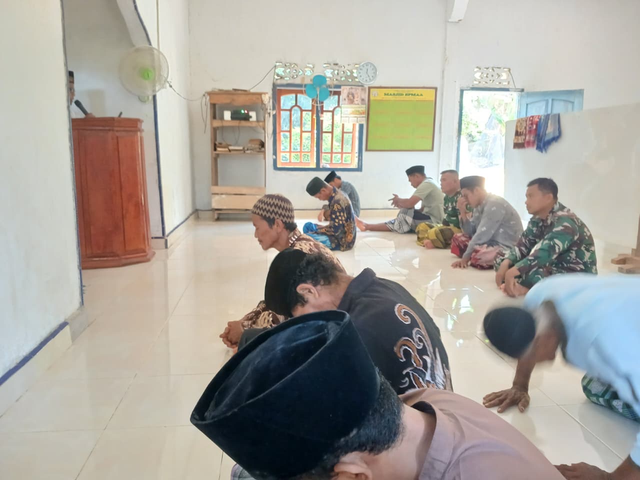 Membaur Bersama Warga, Anggota Satgas TMMD Sholat Jumat di Masjid Rukullah 