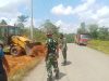Satgas TMMD ke 128 Kodim 0420/Sarko Ambil Material Tanah Letrik Untuk Perbaikan Jalan Menuju Desa Seko Besar