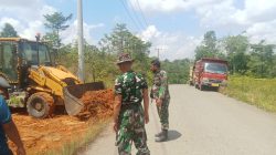 Satgas TMMD ke 128 Kodim 0420/Sarko Ambil Material Tanah Letrik Untuk Perbaikan Jalan Menuju Desa Seko Besar