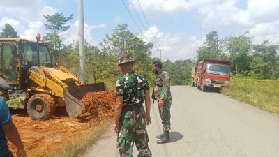 Satgas TMMD ke 128 Kodim 0420/Sarko Ambil Material Tanah Letrik Untuk Perbaikan Jalan Menuju Desa Seko Besar