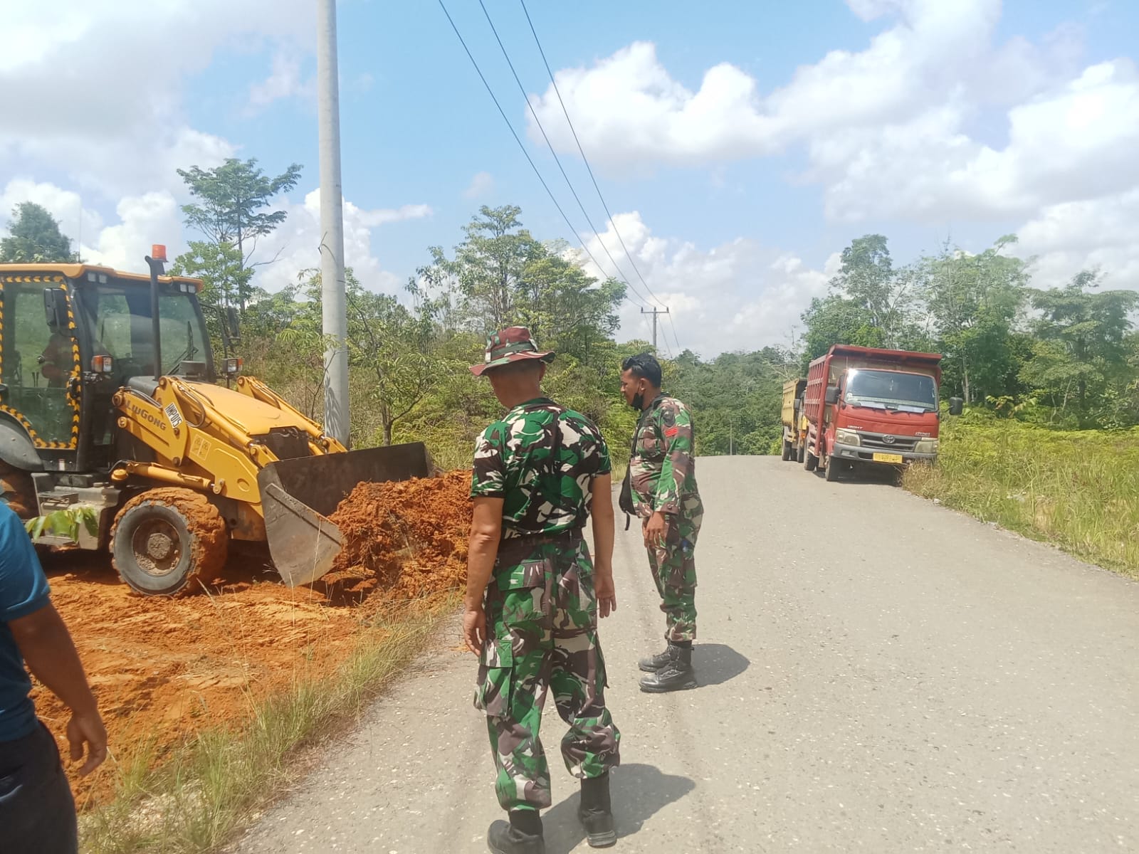 Satgas TMMD ke 128 Kodim 0420/Sarko Ambil Material Tanah Letrik Untuk Perbaikan Jalan Menuju Desa Seko Besar