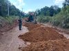 Satgas TMMD ke 128 Kodim 0420/Sarko Serakan Material Tanah Letrik Dititik Perbaikan Jalan Menuju Desa Seko Besar