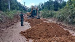 Satgas TMMD ke 128 Kodim 0420/Sarko Serakan Material Tanah Letrik Dititik Perbaikan Jalan Menuju Desa Seko Besar