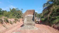 Satgas TMMD ke 128 Kodim 0420/Sarko Turunkan Sirtu Dititik Perbaikan Jalan Menuju Desa Seko Besar