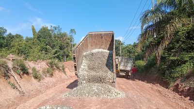 Satgas TMMD ke 128 Kodim 0420/Sarko Turunkan Sirtu Dititik Perbaikan Jalan Menuju Desa Seko Besar