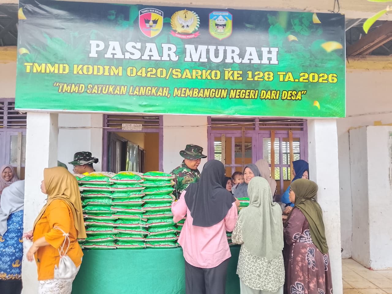 Pasar Murah Yang Digelar Satgas TMMD ke 128 kodim 0420/Sarko Diserbu Emak-emak 