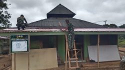 Semangat Tanpa Lelah, Anggota Satgas TMMD Ke-128 Kodim 0420/Sarko Perbaiki Atap Mushola Nurul Huda 