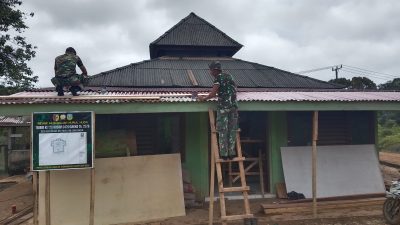 Semangat Tanpa Lelah, Anggota Satgas TMMD Ke-128 Kodim 0420/Sarko Perbaiki Atap Mushola Nurul Huda 