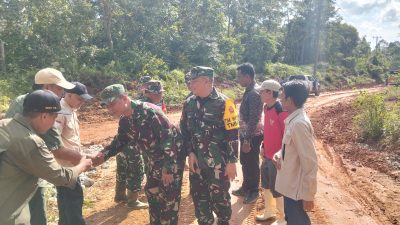 Didampingi Tim Teknis, Tim WASEV TMMD Cek Hasil Pekerjaan Perbaikan Jalan di Desa Seko Besar 