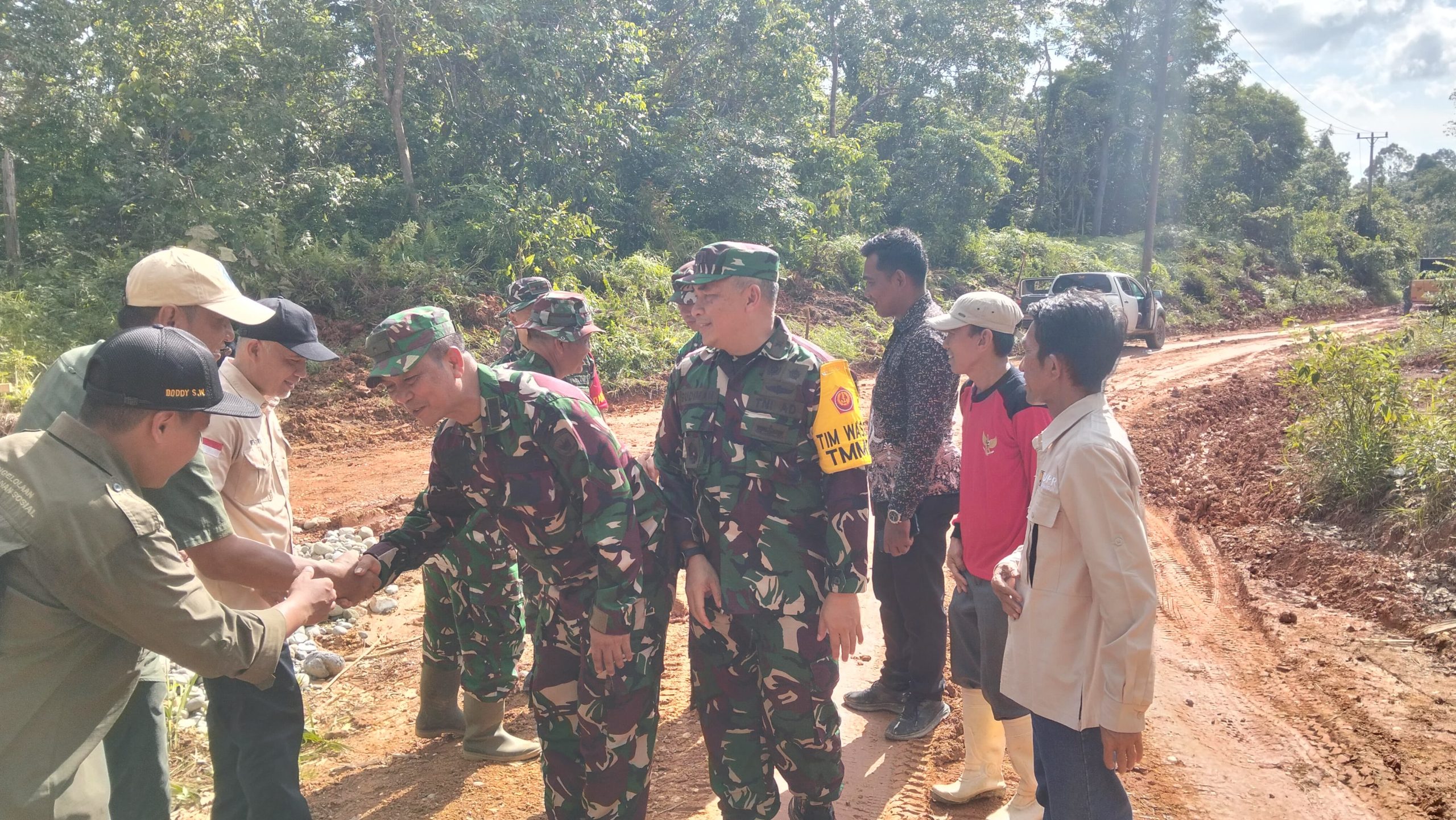 Didampingi Tim Teknis, Tim WASEV TMMD Cek Hasil Pekerjaan Perbaikan Jalan di Desa Seko Besar 