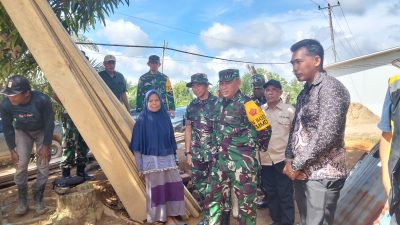 Dansatgas TMMD ke-128 Kodim 0420/Sarko Dampingi Tim Wasev TMMD Tinjau RLH Bapak Lukman