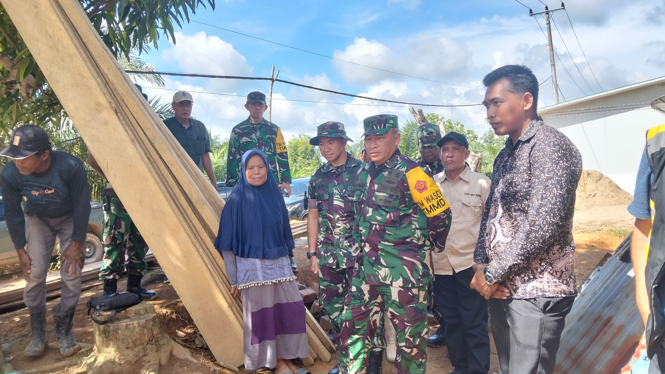Dansatgas TMMD ke-128 Kodim 0420/Sarko Dampingi Tim Wasev TMMD Tinjau RLH Bapak Lukman