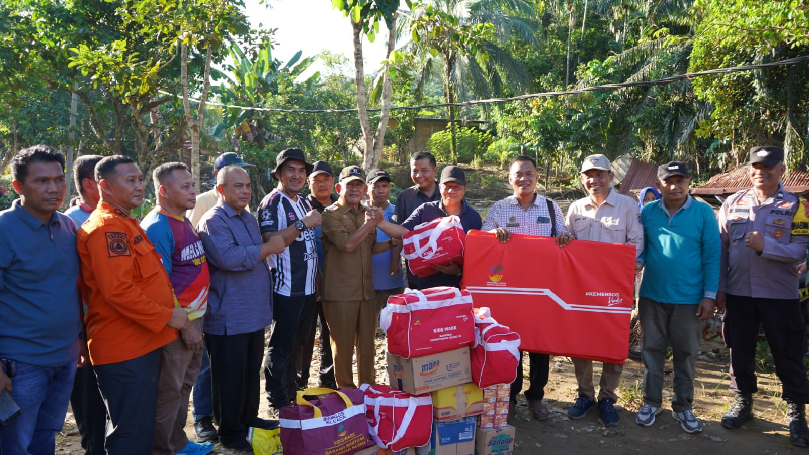 80 Rumah Terdampak dan 10 Hanyut, Pemkab Merangin Salurkan Bantuan dan Siapkan Jembatan Baru di Pulau Bayur