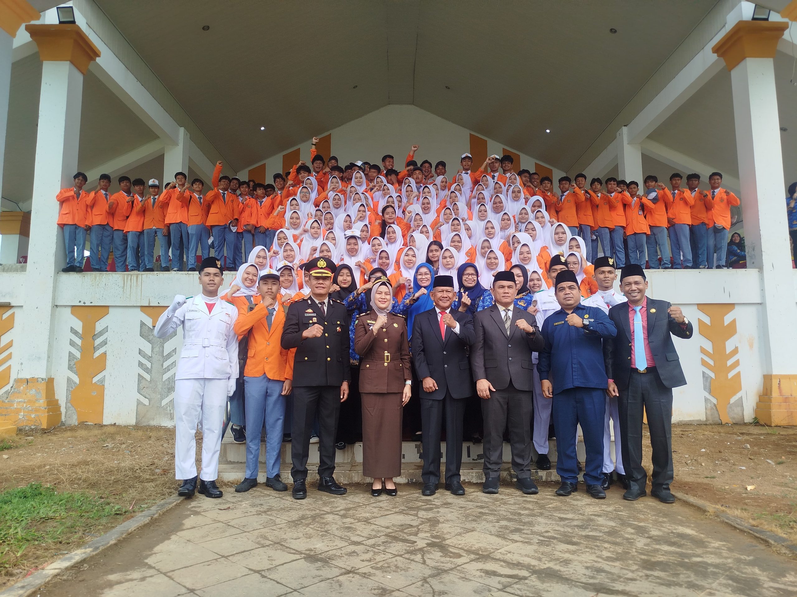 Walbup A. Khafidh Serahkan 24 Motor Dinas untuk Da’i dan Piagam bagi Siswa Berprestasi