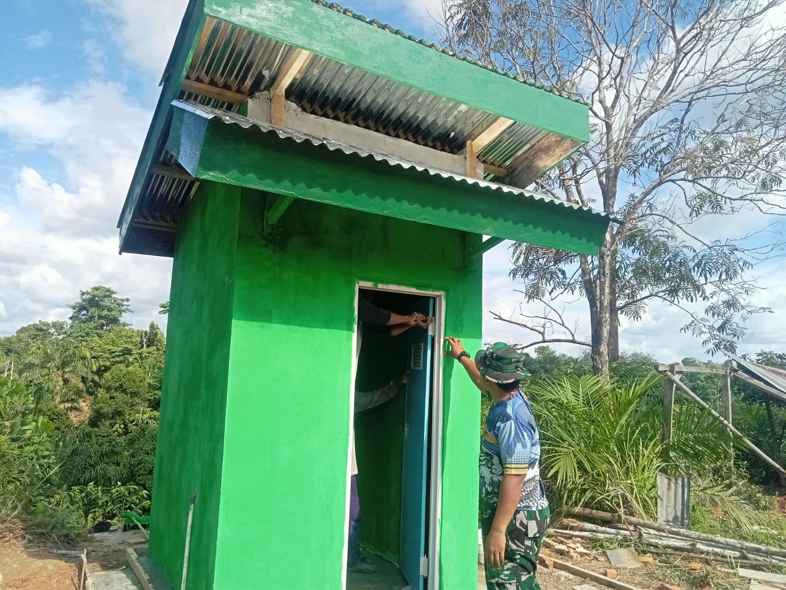 Pembangunan MCK TMMD ke-128 Kodim 0420/Sarko di Desa Seko Besar Berjalan Lancar