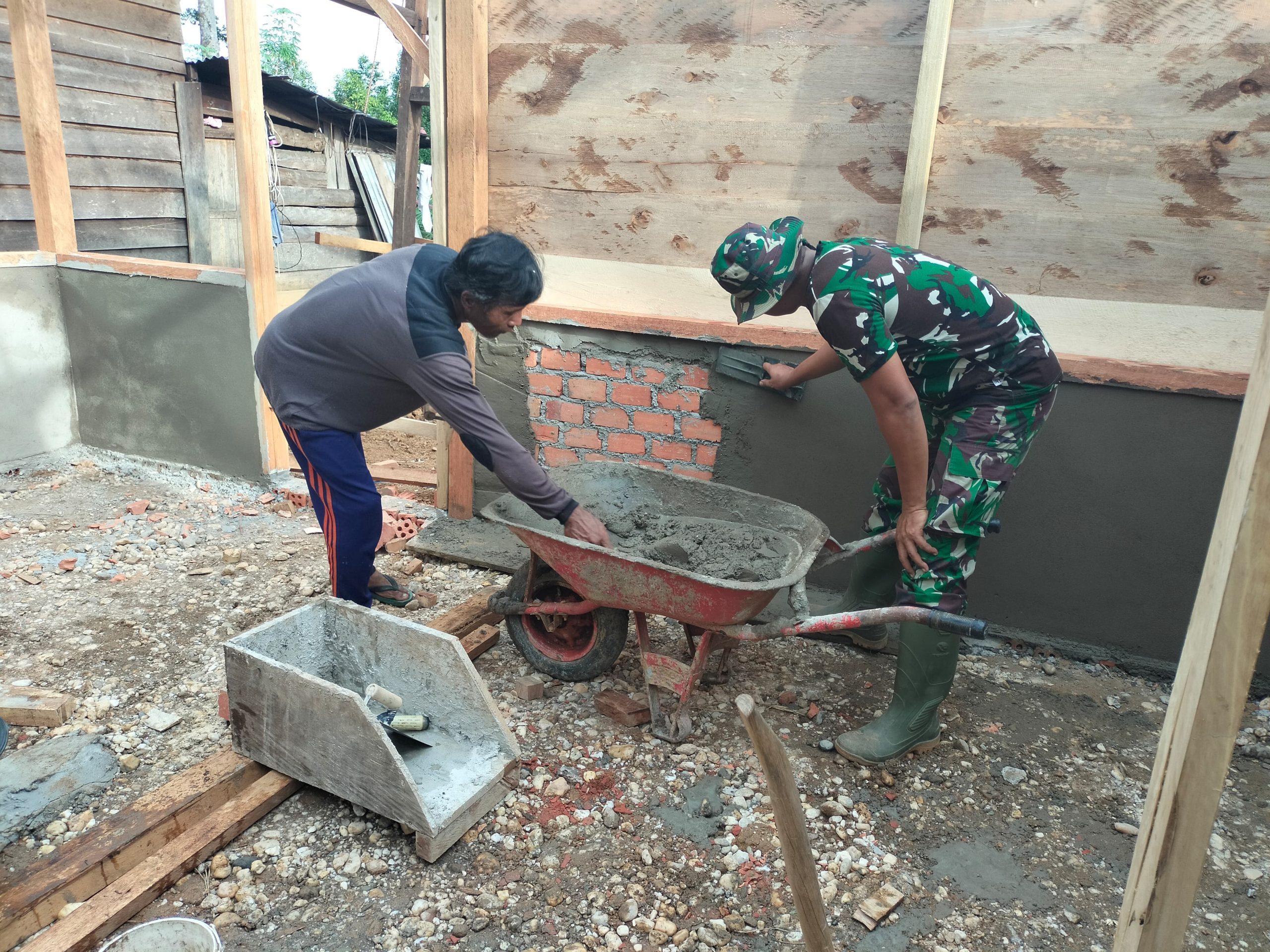 Semangat Gotong Royong, Pembangunan RLH Bapak Lukman Terus Dikebut Satgas TMMD Ke-128