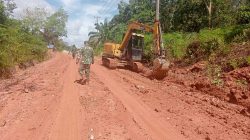 Satgas TMMD ke 128 Kodim 0420/Sarko Buatkan Saluran Drainase di Lokasi Perbaikan Jalan 