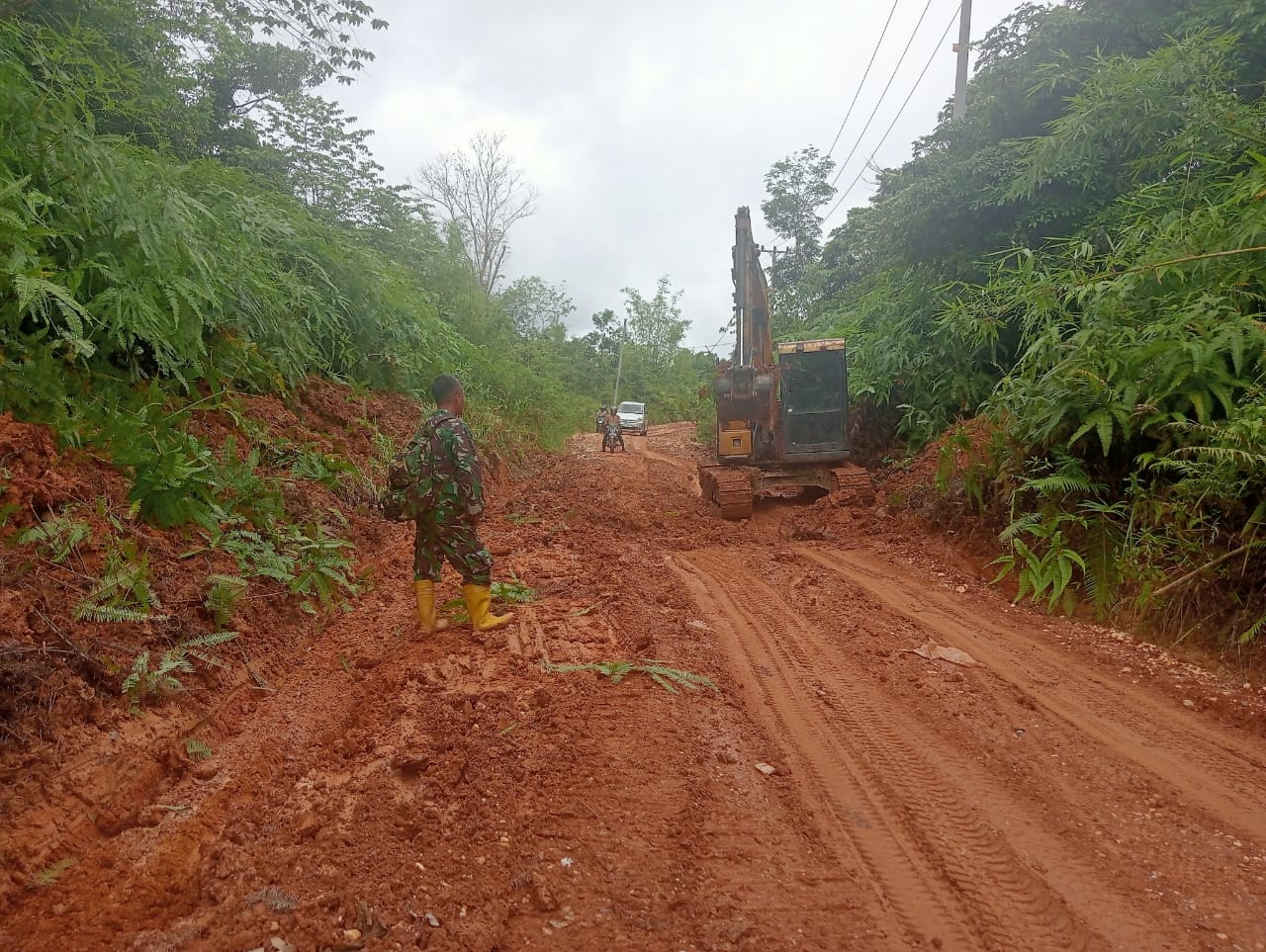 Satgas TMMD ke 128 Kodim 0420/Sarko Mulai Lakukan Pekerjaan Pemerataan Jalan Menuju Desa Seko Besar