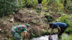 Jalin Kebersamaan Babinsa Koramil 02/Bebesen Gotong Royong Bantu Warga Bersihkan Parit