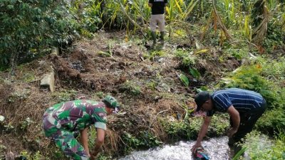 Jalin Kebersamaan Babinsa Koramil 02/Bebesen Gotong Royong Bantu Warga Bersihkan Parit