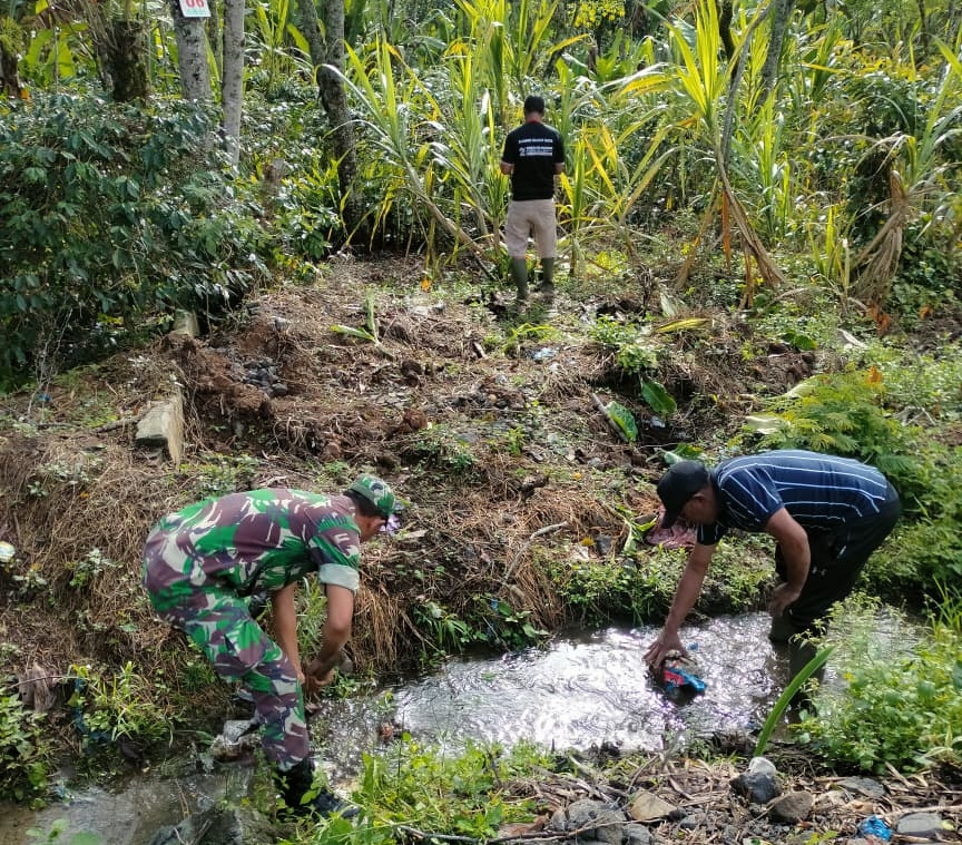 Jalin Kebersamaan Babinsa Koramil 02/Bebesen Gotong Royong Bantu Warga Bersihkan Parit