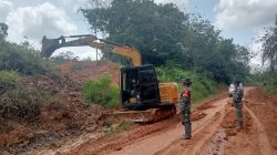 Satgas TMMD ke 128 Kodim 0420/Sarko Lanjutkan Pembuatan Saluran Drainase di Sasaran Utama Perbaikan Jalan 