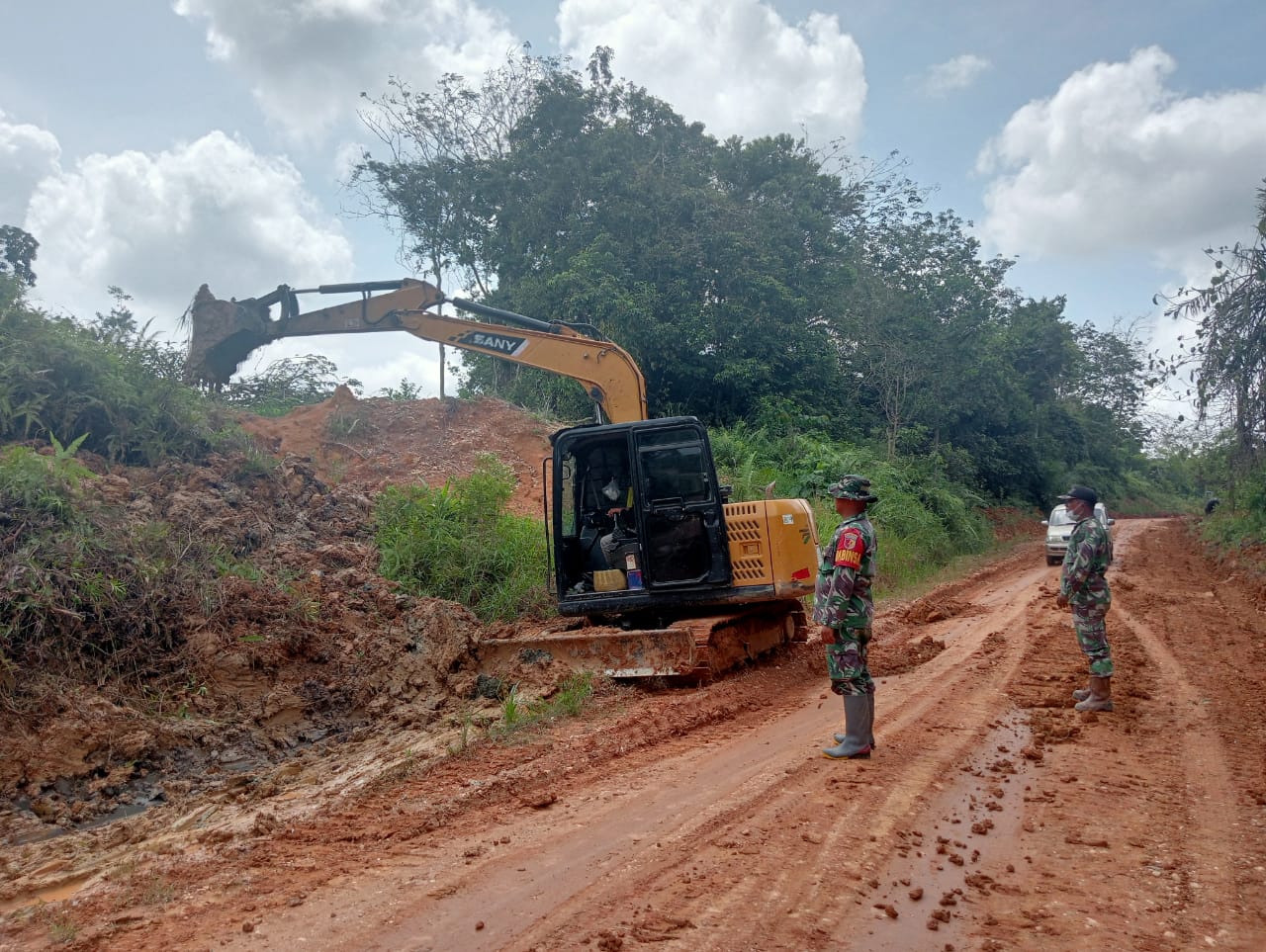 Satgas TMMD ke 128 Kodim 0420/Sarko Lanjutkan Pembuatan Saluran Drainase di Sasaran Utama Perbaikan Jalan 