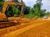 Satgas TMMD ke 128 Kodim 0420/Sarko Lanjutkan Pembuatan Saluran Drainase di Sasaran Utama Perbaikan Jalan 