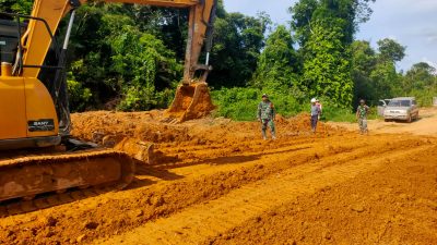 Satgas TMMD ke 128 Kodim 0420/Sarko Lanjutkan Pembuatan Saluran Drainase di Sasaran Utama Perbaikan Jalan 