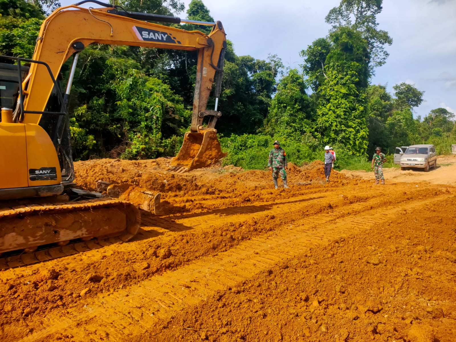Satgas TMMD ke 128 Kodim 0420/Sarko Lanjutkan Pembuatan Saluran Drainase di Sasaran Utama Perbaikan Jalan 