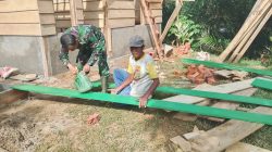 Semangat Kebersamaan, Satgas TMMD ke-128 Kodim 0420/Sarko Bersama Warga Percantik Rumah Pak Raskam