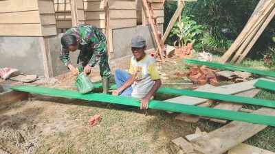 Semangat Kebersamaan, Satgas TMMD ke-128 Kodim 0420/Sarko Bersama Warga Percantik Rumah Pak Raskam