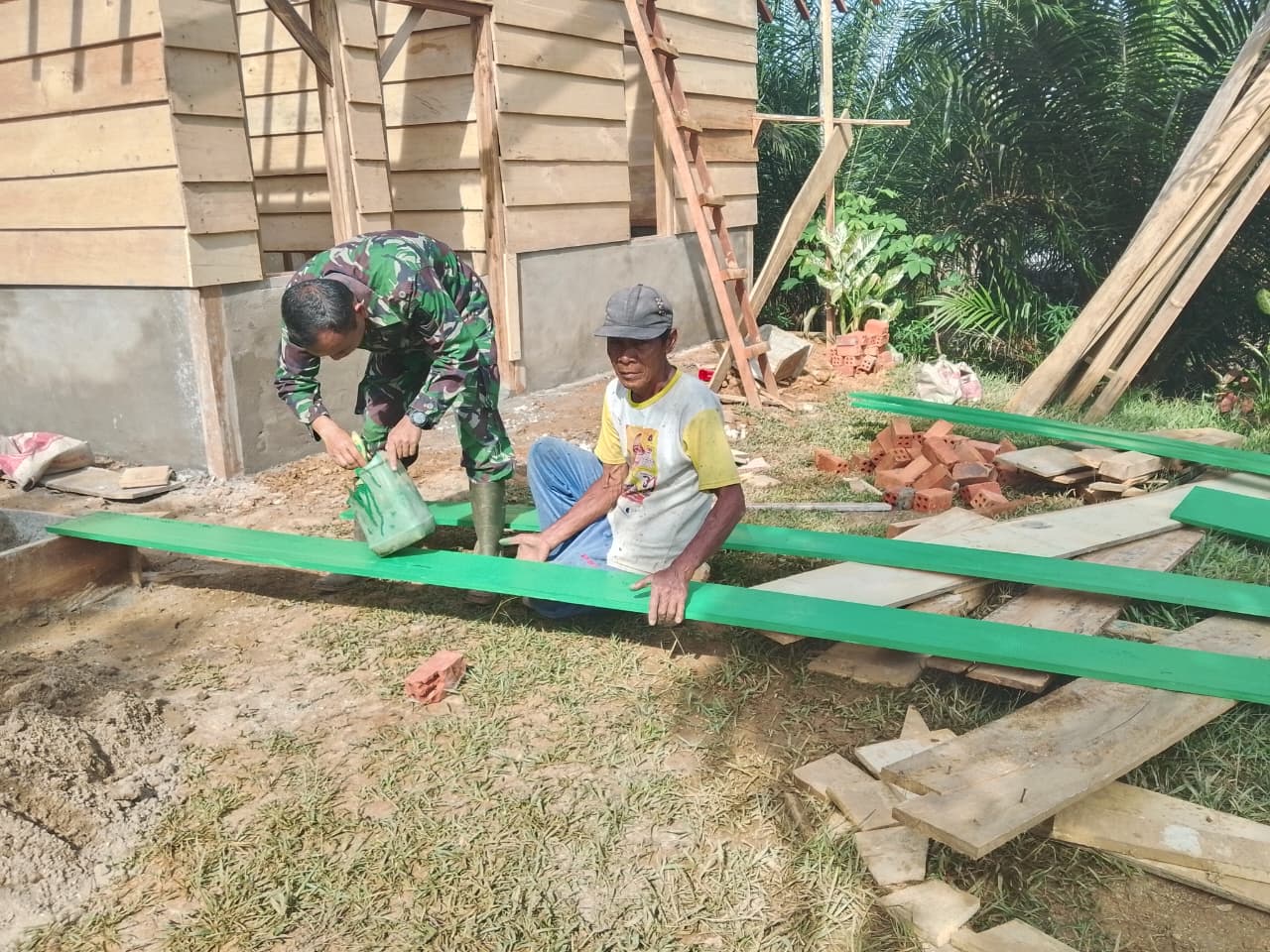 Semangat Kebersamaan, Satgas TMMD ke-128 Kodim 0420/Sarko Bersama Warga Percantik Rumah Pak Raskam