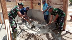 Untuk Kenyamanan Keluarga Lukman, Satgas TMMD ke 128 Kodim 0420/Sarko Cor Semen Lantai Rumah Lukman 