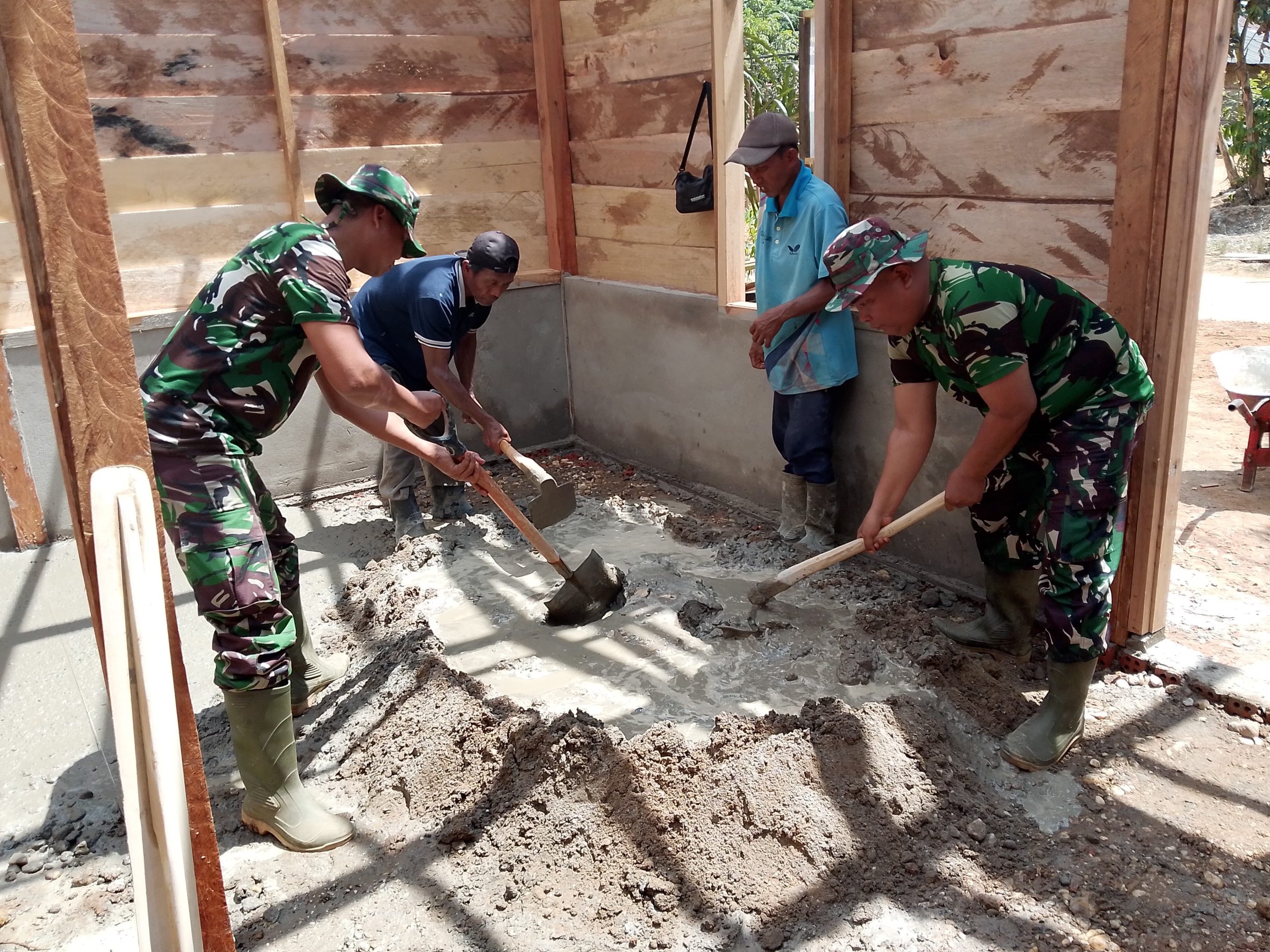 Untuk Kenyamanan Keluarga Lukman, Satgas TMMD ke 128 Kodim 0420/Sarko Cor Semen Lantai Rumah Lukman 