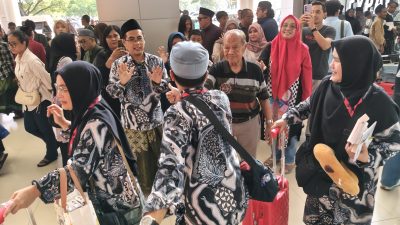 Pelepasan Jamaah Haji Plus Jawa Timur di Bandara Juanda, Penuh Haru dan Doa
