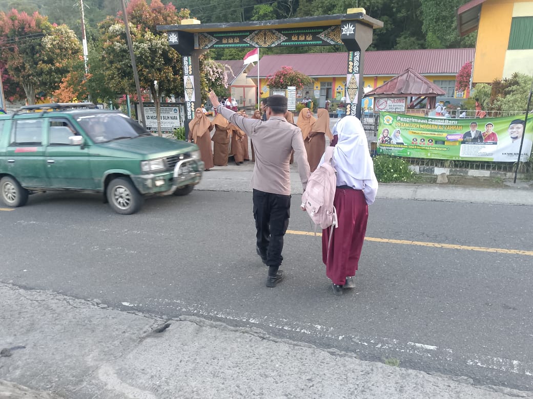 Kepedulian Tanpa Henti, Polsek Silih Nara Atur Lalu Lintas Kawasan Sekolah Demi Keselamatan Pelajar