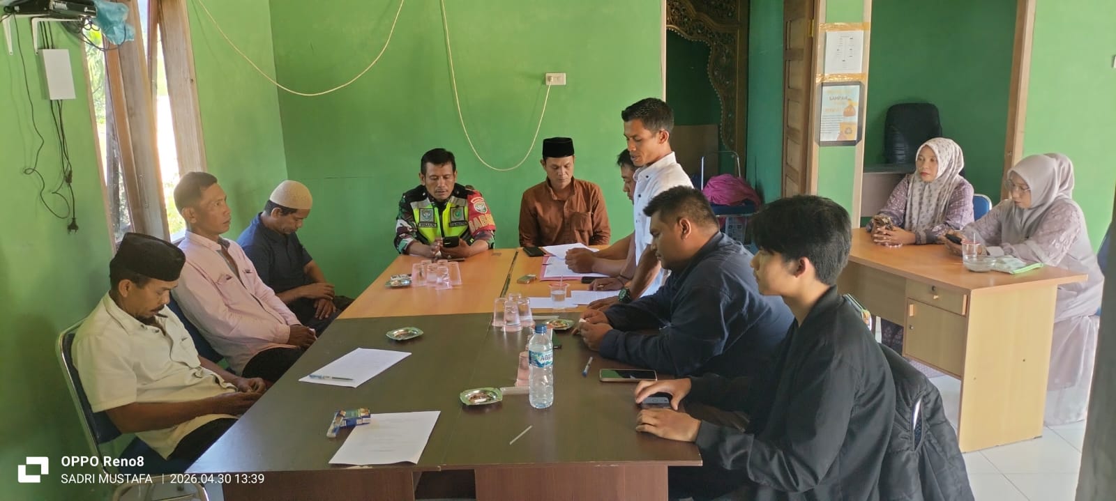 Babinsa Koramil 05/Linge Pererat Silaturahmi Lewat Komsos Bersama Warga Desa Mungkur