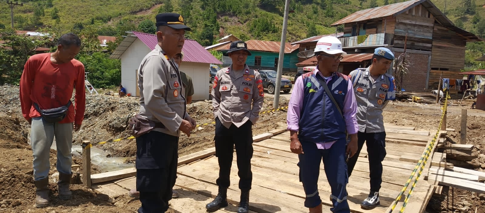Polsek Bintang Aceh Tengah Amankan Perbaikan Jembatan Darurat di Bale Nosar Pasca Longsor