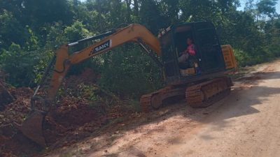 Satgas TMMD ke 128 Kodim 0420/Sarko Lanjutkan Pembuatan Saluran Drainase di Sasaran Jalan Utama 