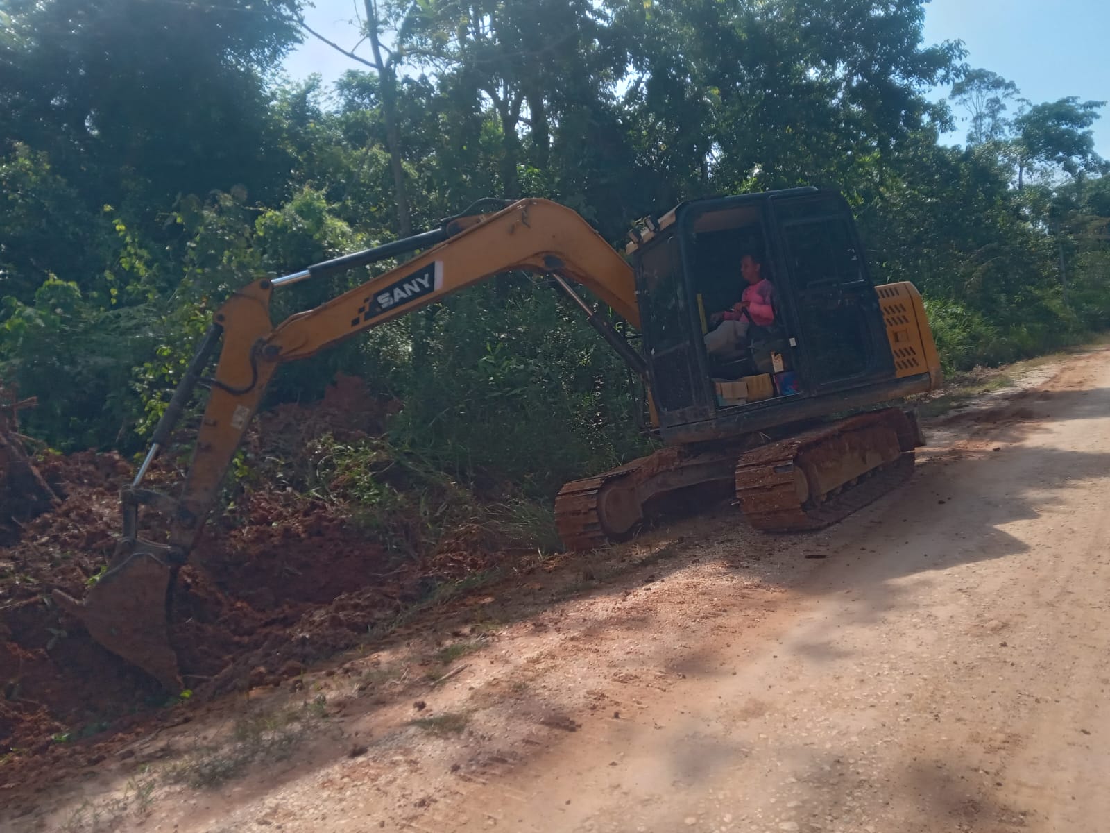 Satgas TMMD ke 128 Kodim 0420/Sarko Lanjutkan Pembuatan Saluran Drainase di Sasaran Jalan Utama 