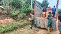 Satgas TMMD Ke-128 Kodim 0420/Sarko Turunkan Genteng, Percepat Pembangunan RLH di Desa Seko Besar